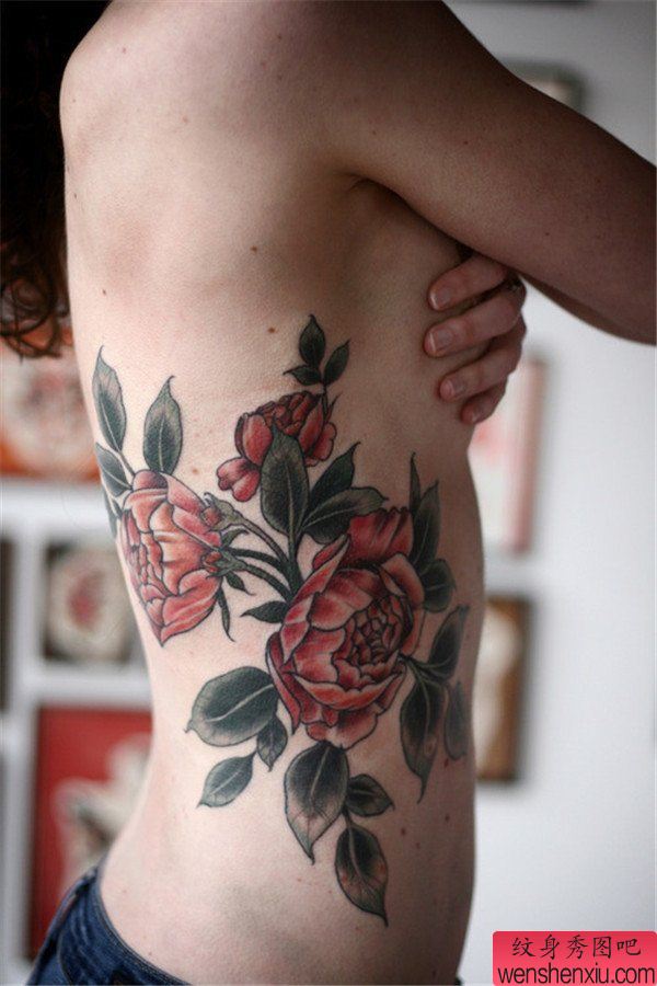女人侧腰彩色个性玫瑰花纹身图案