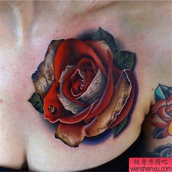 胸部欧美彩色玫瑰花纹身图案