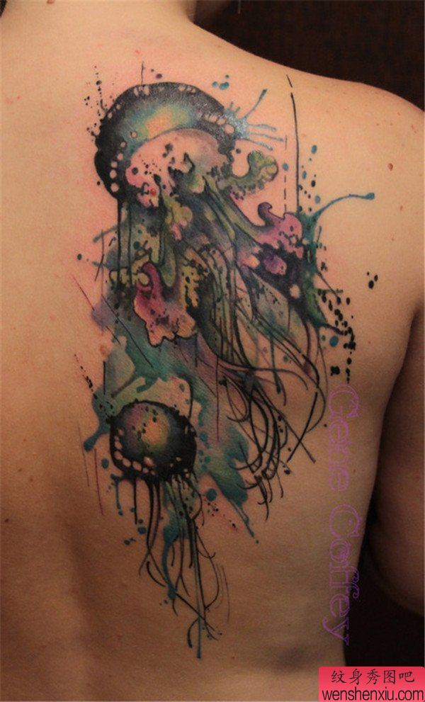 纹身秀图吧推荐一幅背部彩色水母纹身图案