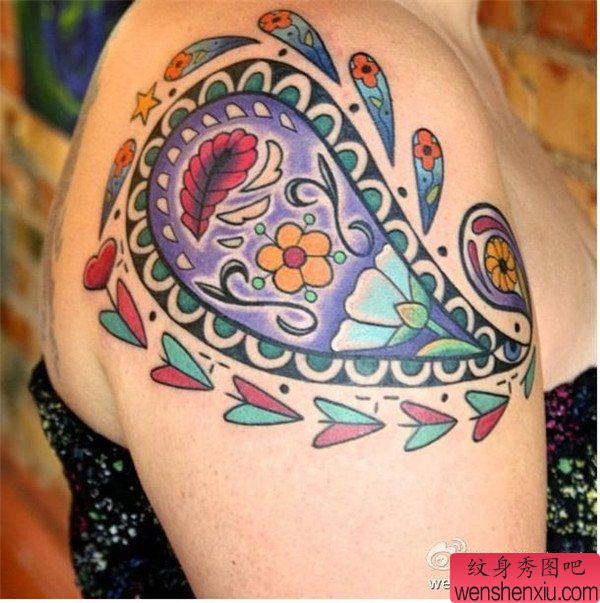 女人肩背纹身图案