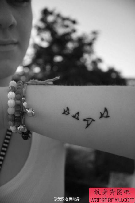 纹身秀图吧推荐一幅手腕燕子纹身图案