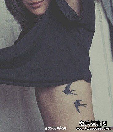 女人侧腰燕子纹身图案