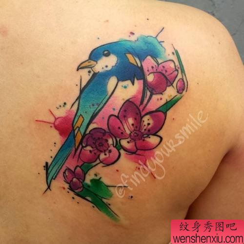 纹身秀图吧推荐一幅肩背彩色花鸟纹身图案
