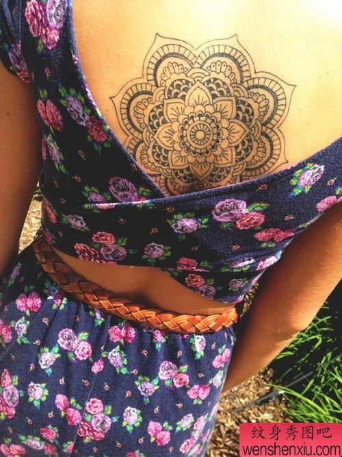 女人背部花纹身图案