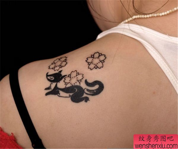 一幅肩背小狐狸纹身图案