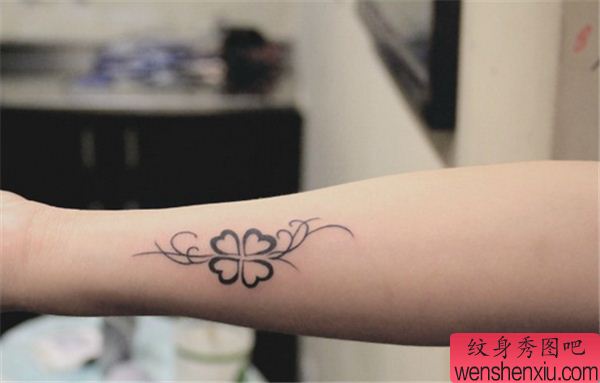 纹身秀图吧推荐一幅手臂四叶草纹身图案