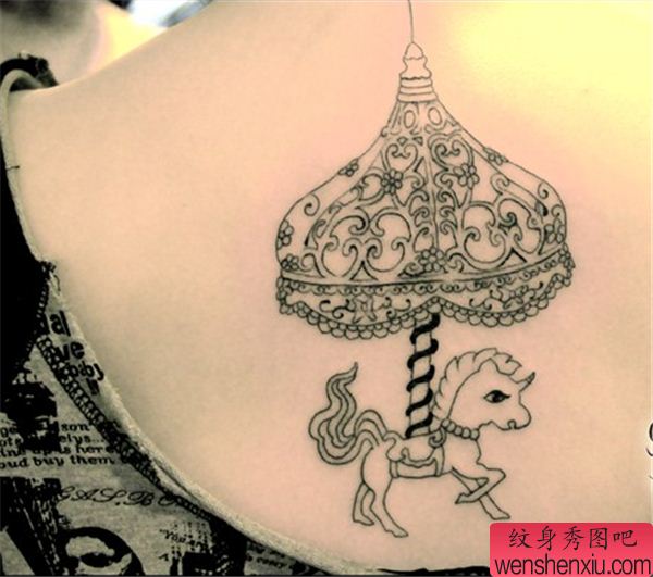 纹身秀图吧推荐一幅女人背部旋转木马纹身图案