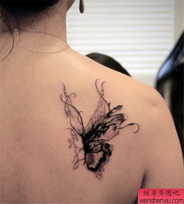 肩背蝴蝶纹身图案