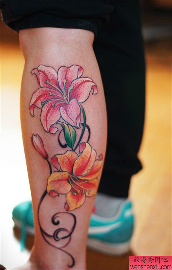 腿部彩色百合纹身图案