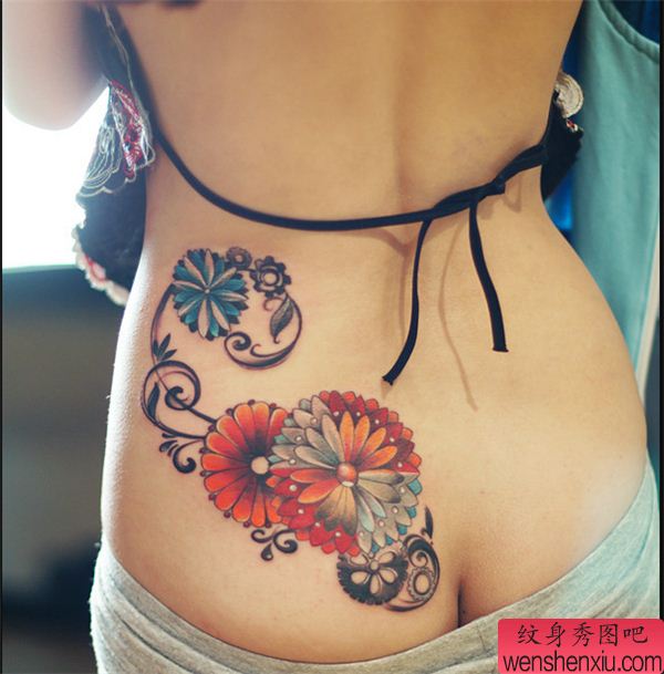 臀部彩色花纹身图案