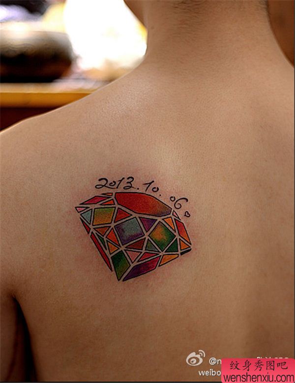 纹身秀图吧推荐一幅肩背彩色钻石纹身图案