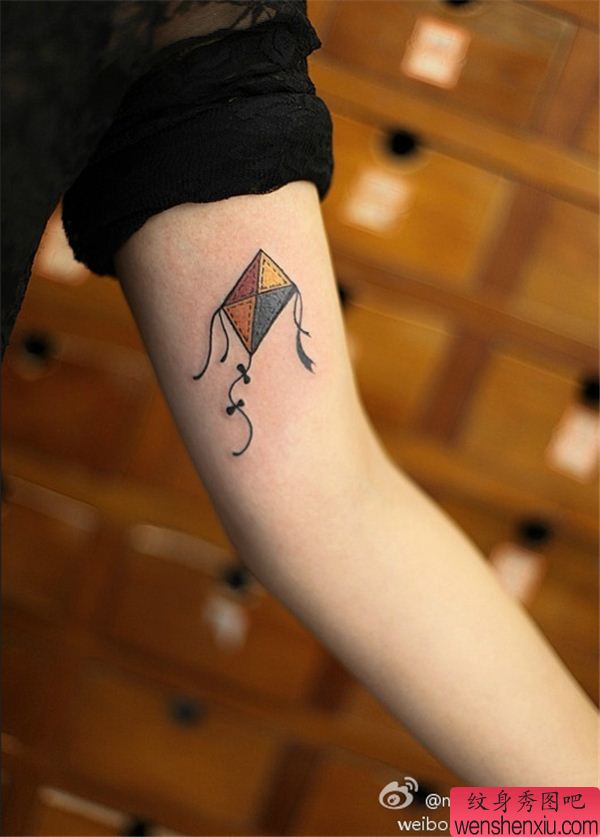 纹身秀图吧推荐一幅手臂彩色风筝纹身图案