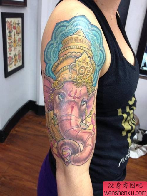 女人胳膊彩色象神纹身图案