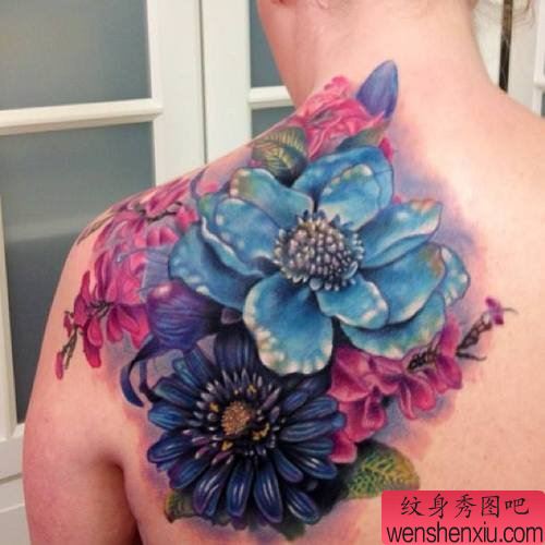 纹身秀图吧推荐一幅肩背彩色花纹身图案
