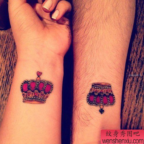 手腕彩色皇冠纹身图案