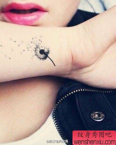 女人小清新手腕蒲公英纹身图案
