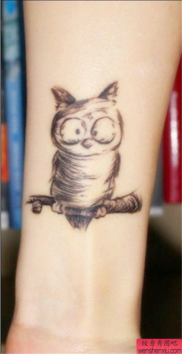 手腕猫头鹰纹身图案
