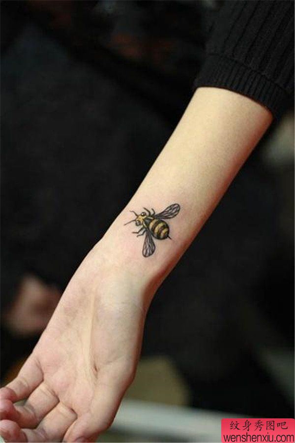 手腕小清新蜜蜂纹身图案