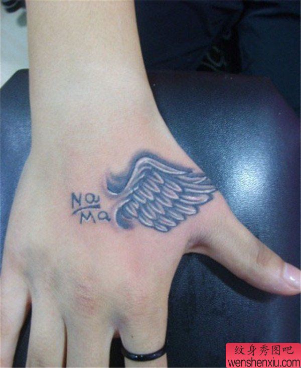 女生手背半边翅膀纹身纹身图案