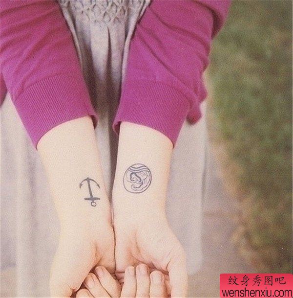 女生手臂方向标纹身图案