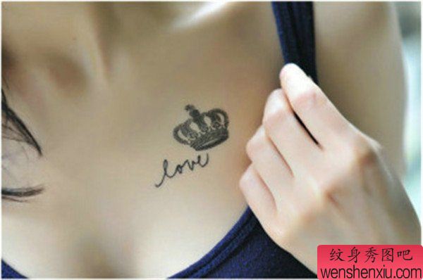 女生胸部高贵皇冠纹身图案