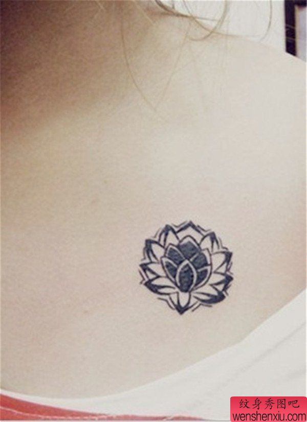 女生胸部黑灰莲花个性纹身图案