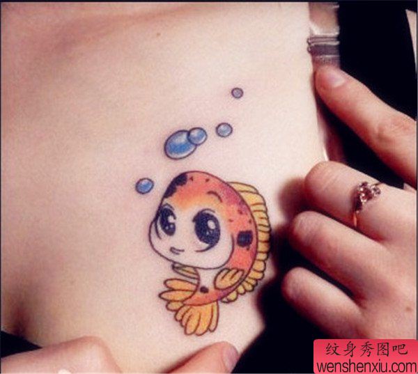 女生胸部小鲤鱼纹身图案