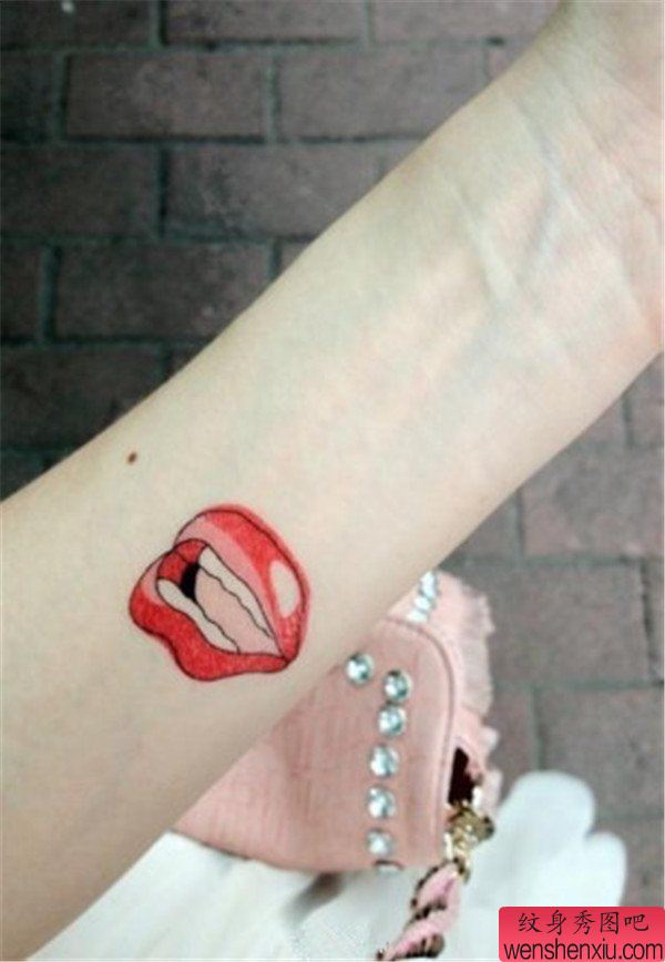 女人手腕手臂红唇纹身图案