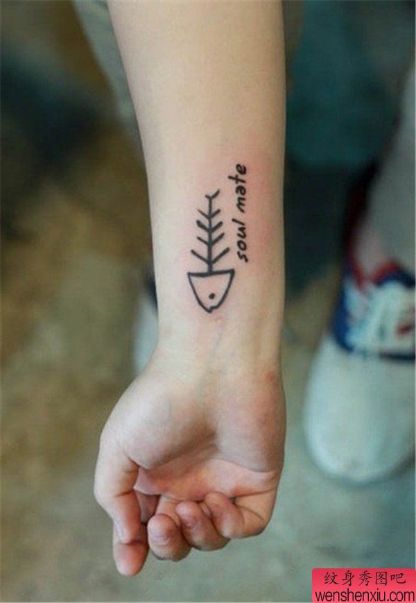 小清新手腕鱼骨纹身图案