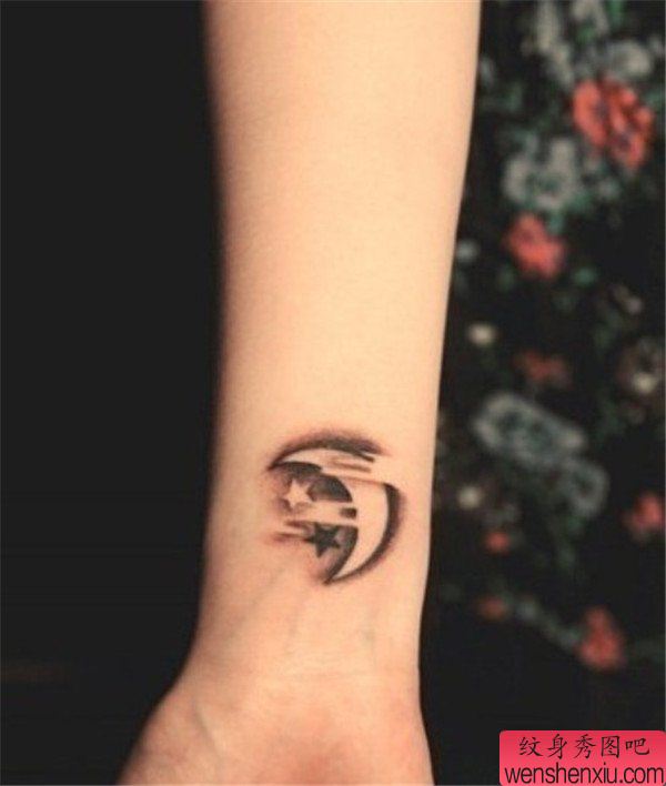 手腕月亮纹身图案