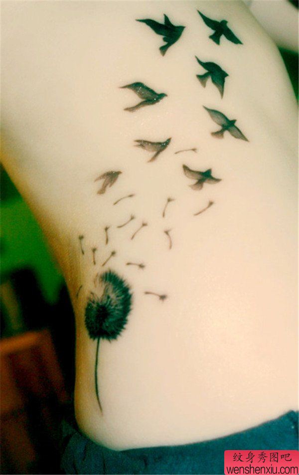 腰部蒲公英小鸟飞翔唯美纹身图案