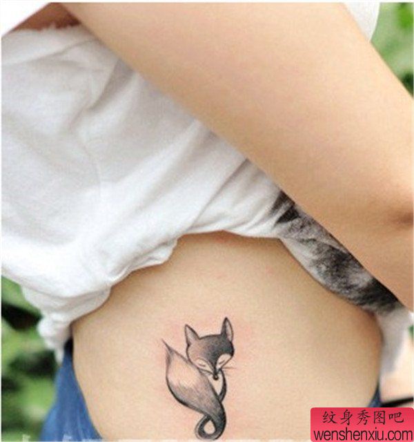 腰部狐狸纹身图案