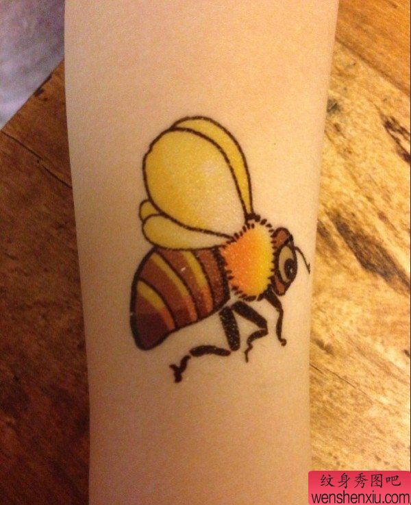 彩色蜜蜂纹身图案