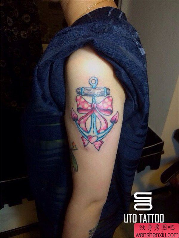 胳膊彩色船锚纹身图案