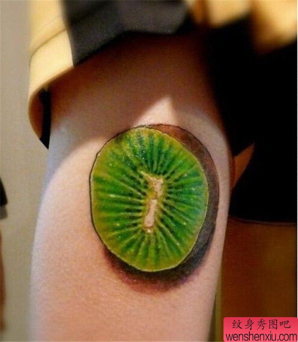 男性脚部彩色狝猴桃可爱纹身图案