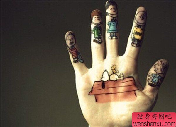 男性手掌彩色卡通人物可爱个性纹身图案