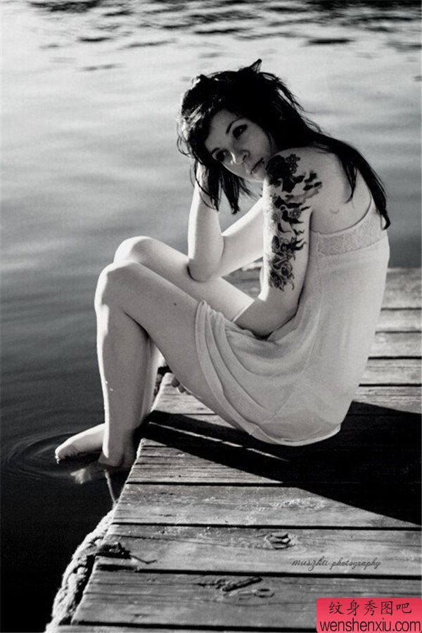 女性手臂黑灰玫瑰纹身图案