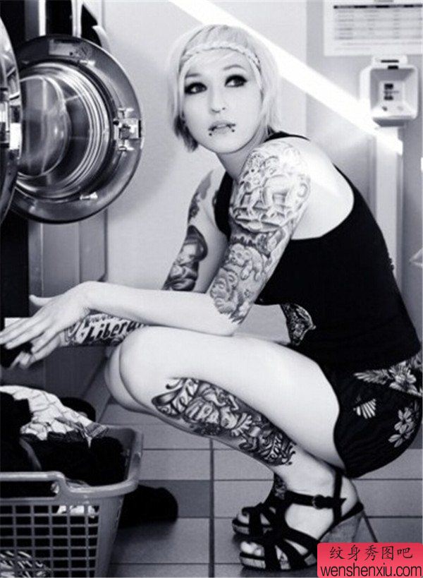 一幅女性手臂腿部卡通肖像纹身图案