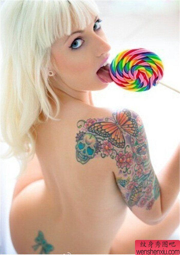 纹身秀图吧推荐一幅女生肩部骷髅蝴蝶纹身图案
