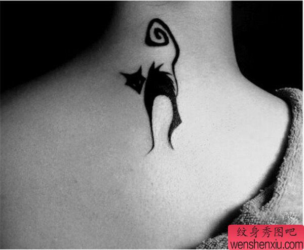 女生颈部猫纹身图案