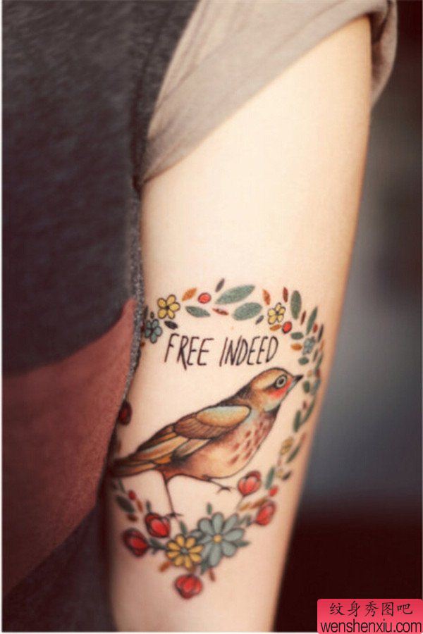 女生手臂小鸟小花彩色纹身图案