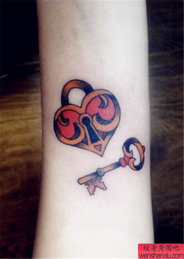 女生手臂心形锁钥匙纹身图案