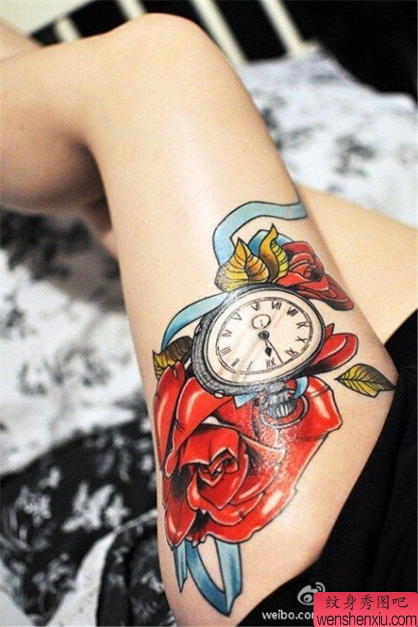 女生腿部玫瑰时钟纹身图案