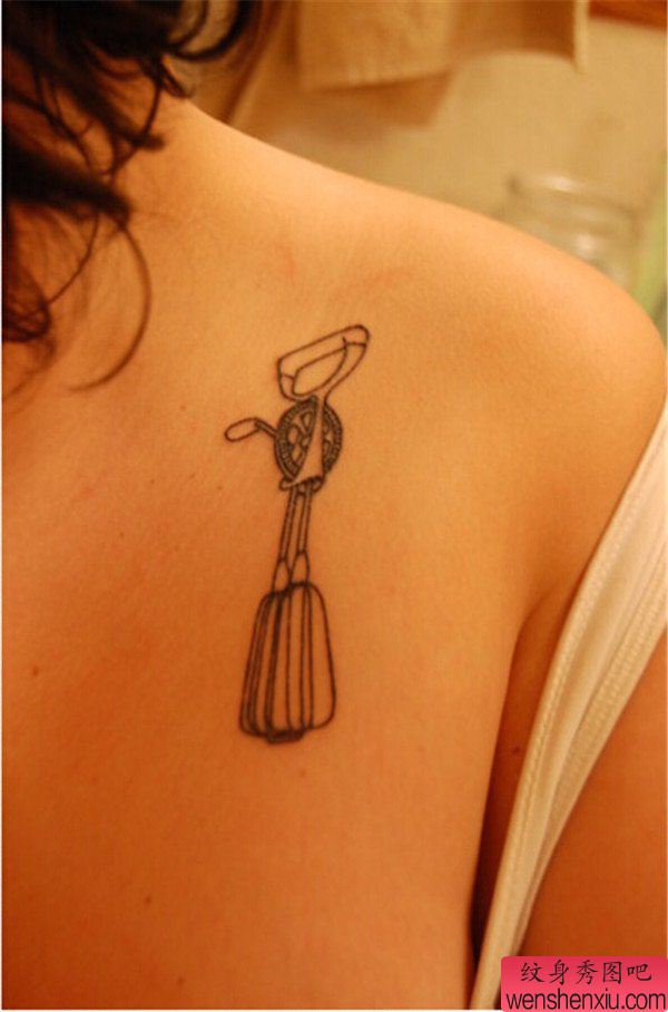 女生胸前个性流行纹身