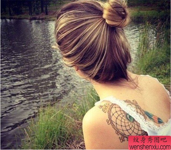 欧美女生背部彩色另类抽象纹身