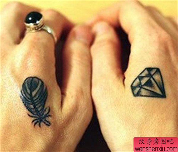 手背上的钻石和笔纹身图案