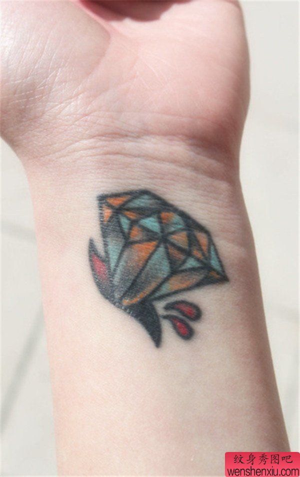 纹身秀图吧推荐一幅手臂彩色钻石纹身图案