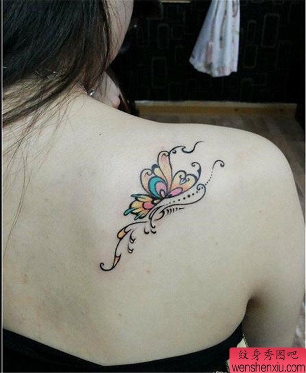 女人肩背彩色蝴蝶纹身图案