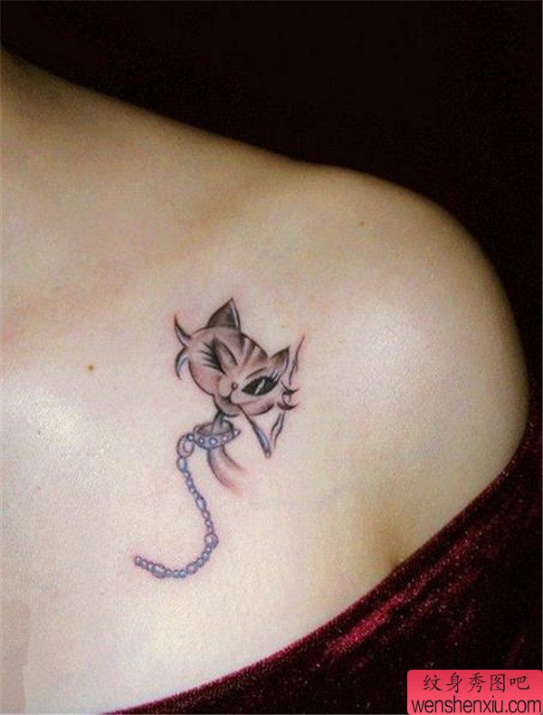 纹身秀图吧推荐一幅女人肩背猫咪纹身图案