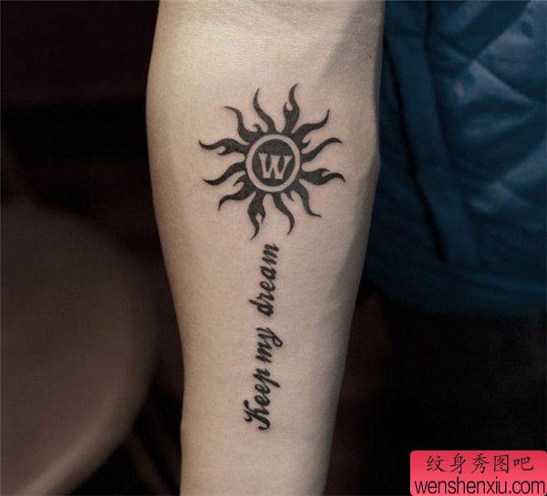 手臂图腾太阳纹身图案